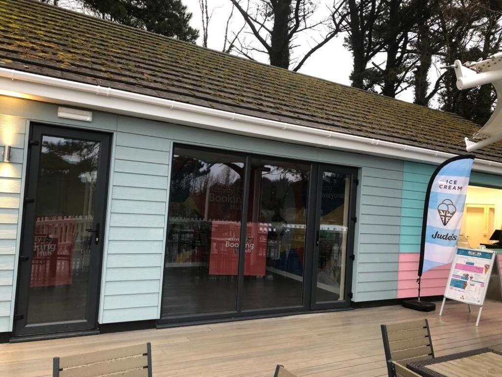 Exclusive 3 Bedroom Caravan, Sleeps 8 People At Parkdean Newquay Holiday Park, Cornwall, Uk Eksteriør bilde