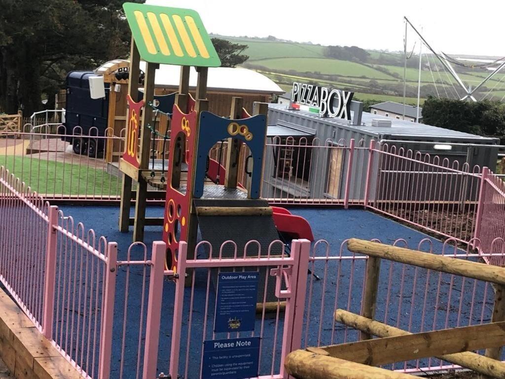 Exclusive 3 Bedroom Caravan, Sleeps 8 People At Parkdean Newquay Holiday Park, Cornwall, Uk Eksteriør bilde